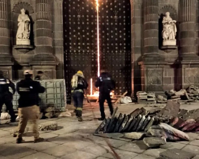 ¿Fue provocado? Investigan causas del incendio ocurrido esta madrugada en la Catedral de Puebla.