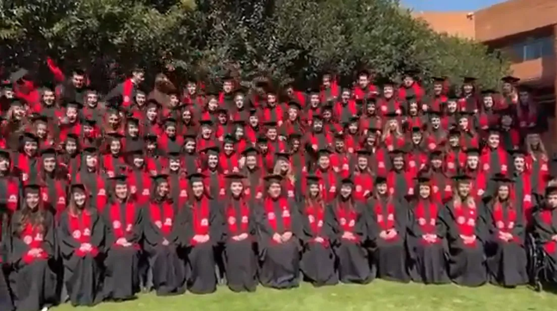 Colapsa grada durante foto de graduación en la Ibero; hay más de 30 heridos