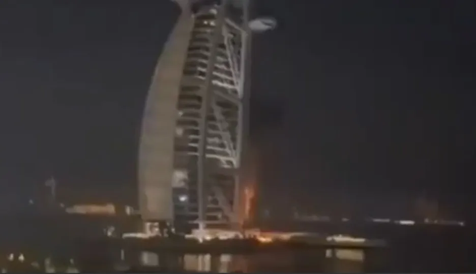 Impacto en Dubái: Restos de Dron Causan Incendio en el Icónico Burj Al Arab