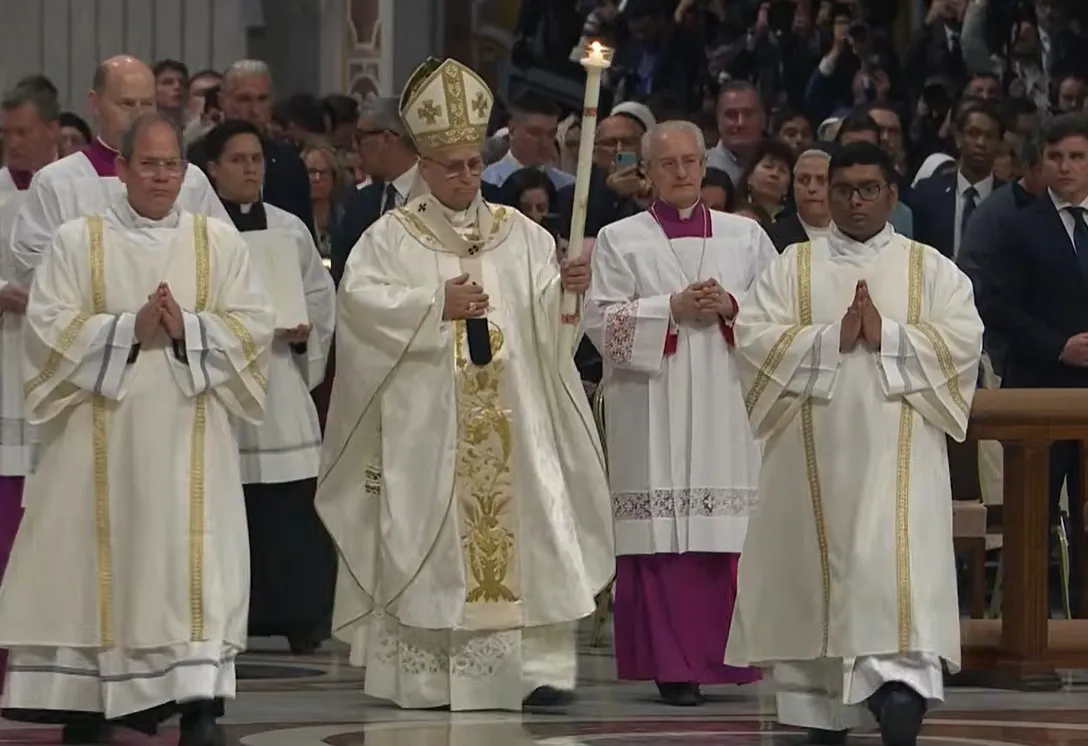 La primera Vigilia Pascual del papa León XIV en San Pedro