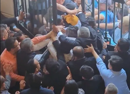 Manifestantes irrumpen en Congreso de la CDMX en protesta por vivienda