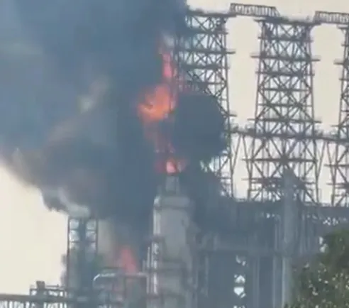 Reportan incendio en la refinería Olmeca de Dos Bocas; Pemex descarta lesionados