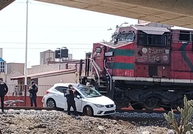 Le quiso ganar el paso al tren, pero quedó chocado en Ecatepec