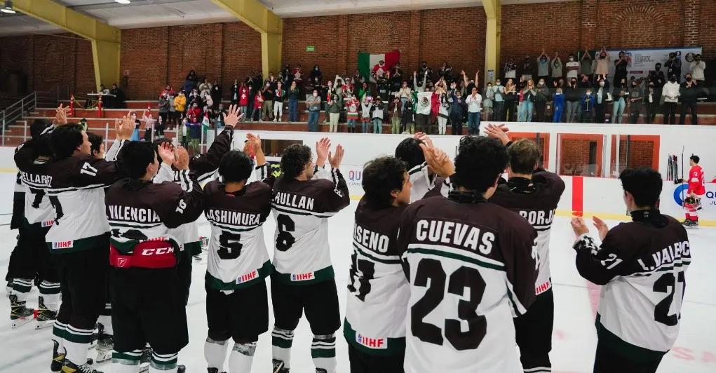 Selección mexicana de hockey sobre hielo durante festejo