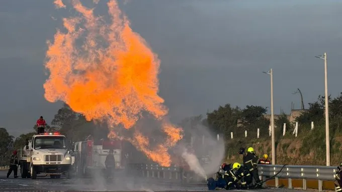 Cierre total de la autopista México-Puebla por accidente de pipa de gas