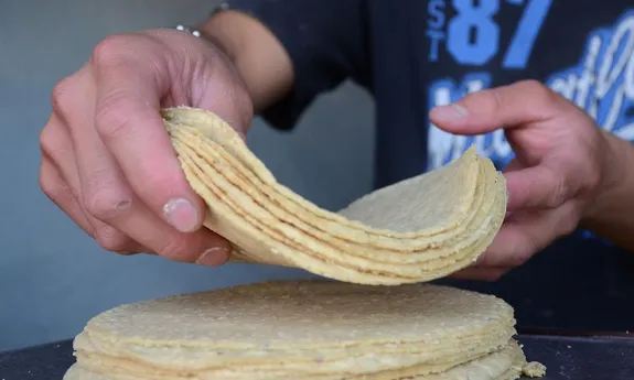 SADER y PROFECO descartan alzas al precio de la tortilla y llaman a no atender versiones falsas sobre costos del maíz y la harina