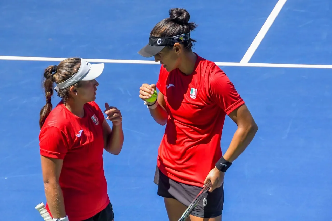 Tenistas jaliscienses, María Fernanda Navarro y Jessica Hinojosa celebran su medalla de plata
