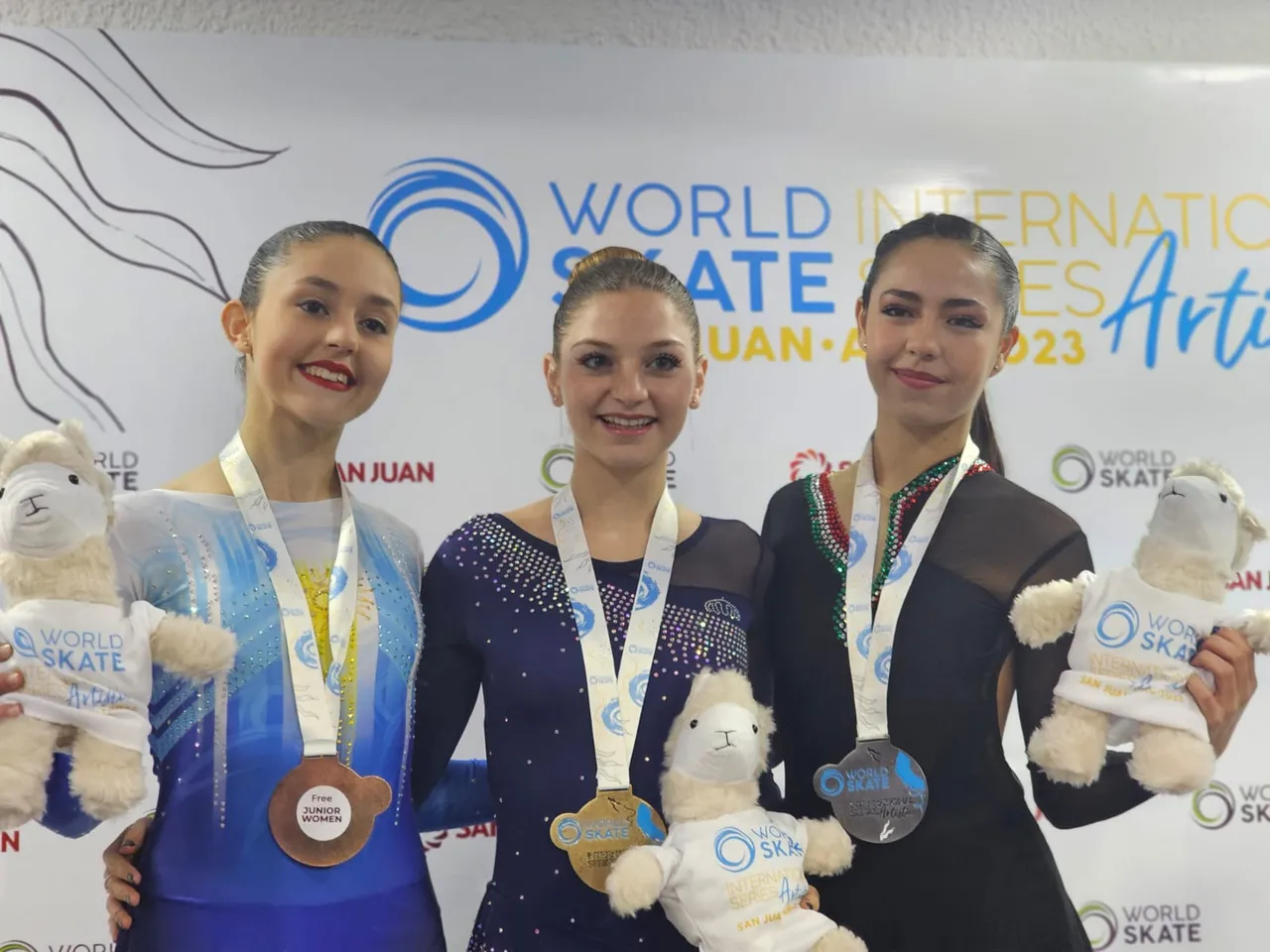 Valentina Lomas en podio de patinaje artístico sobre ruedas