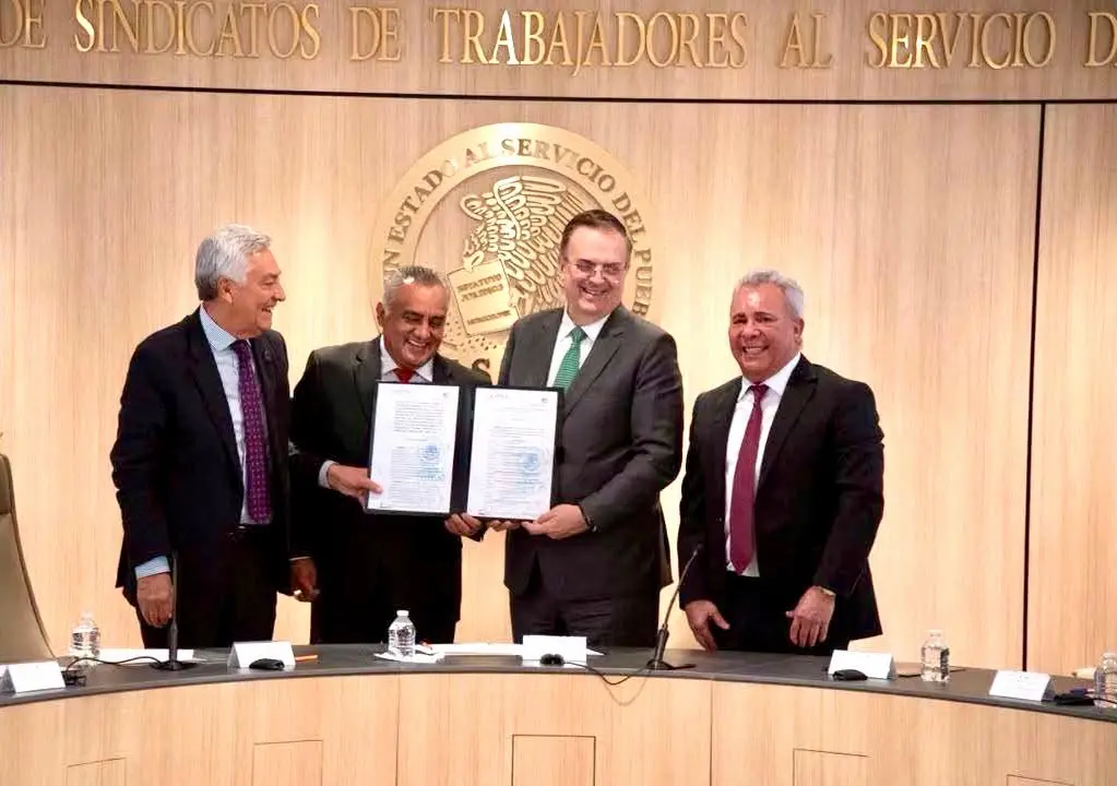Ante el secretario de economía, Marcelo Ebrard, el Tribunal Federal de Conciliación y Arbitraje avaló la dirigencia de José Guzmán al frente del Sindicato Nacional de Trabajadores de la Secretaría de Economía.