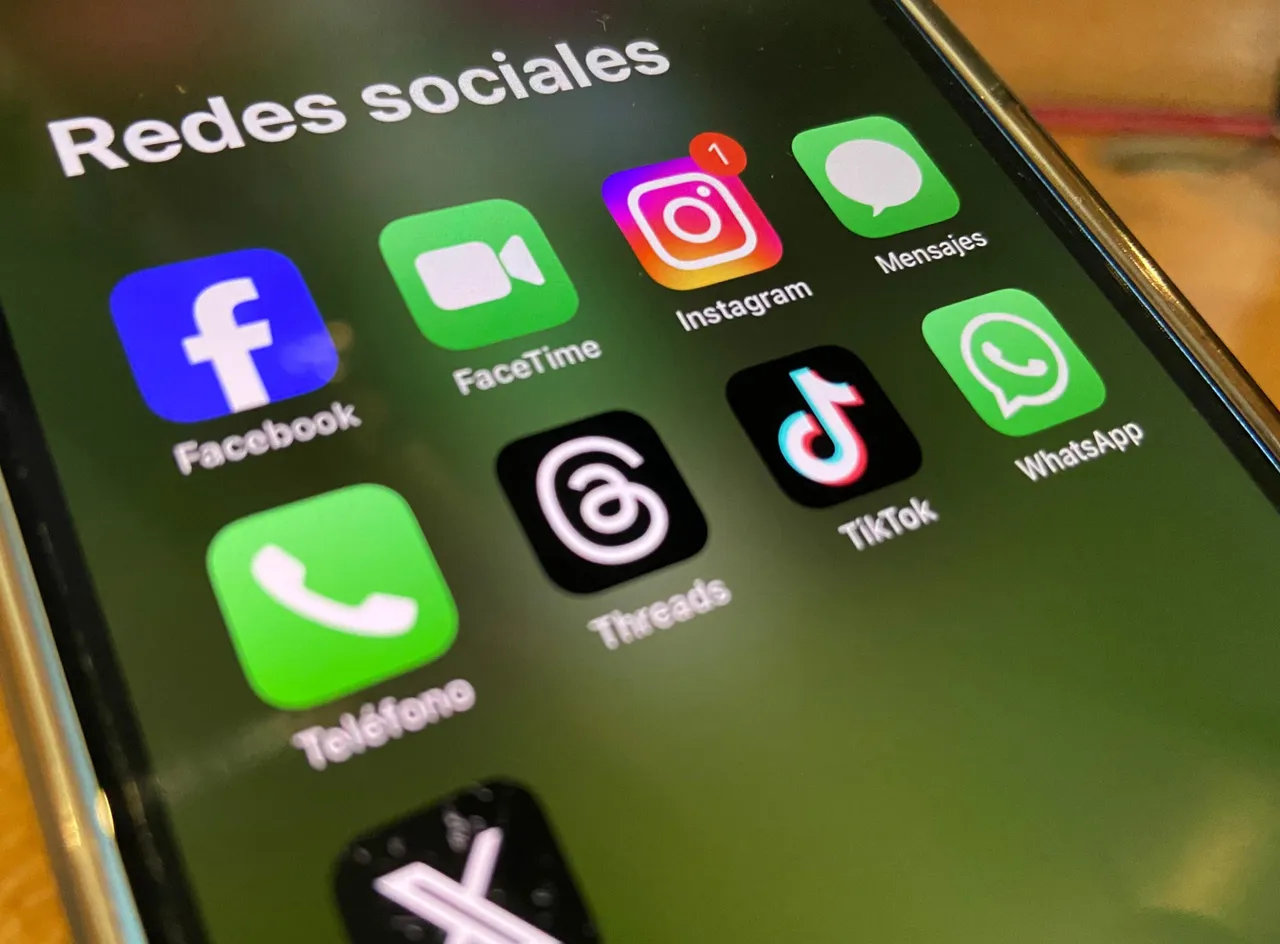 REDES SOCIALES