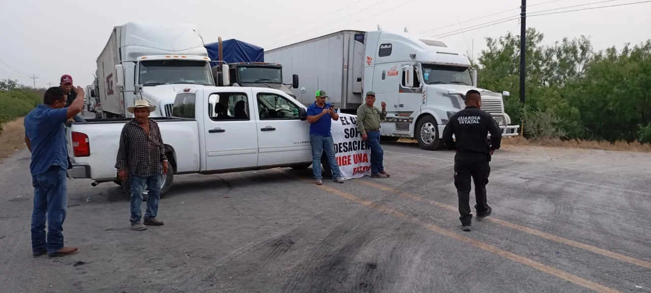 Agricultores bloquean