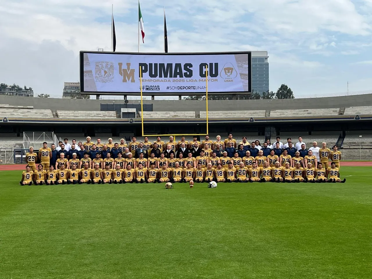 El Estadio Olímpico Universitario nuevamente fue sede de la tradicional foto de presentación del equipo de los Pumas CU FBA, de