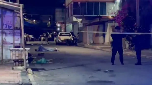 Peritos de la Fiscalía del Edomex en el tianguis de San Agustín, Xalatlaco tras tiroteo