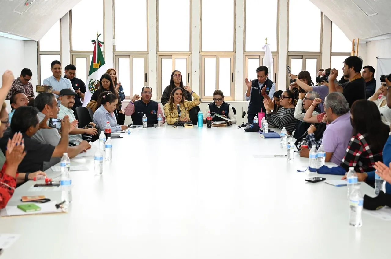 Protestan trabajadores de la alcaldía Cuauhtémoc por falta de equipo para laborar, firman acuerdos con la alcaldesa, Alessandra Rojo de la Vega