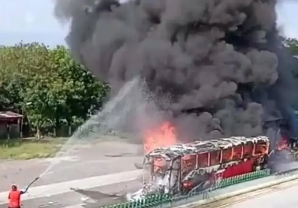 Fuerte incendio en la autopista Córdoba – Veracruz tras choque de autobús ADO con tráiler