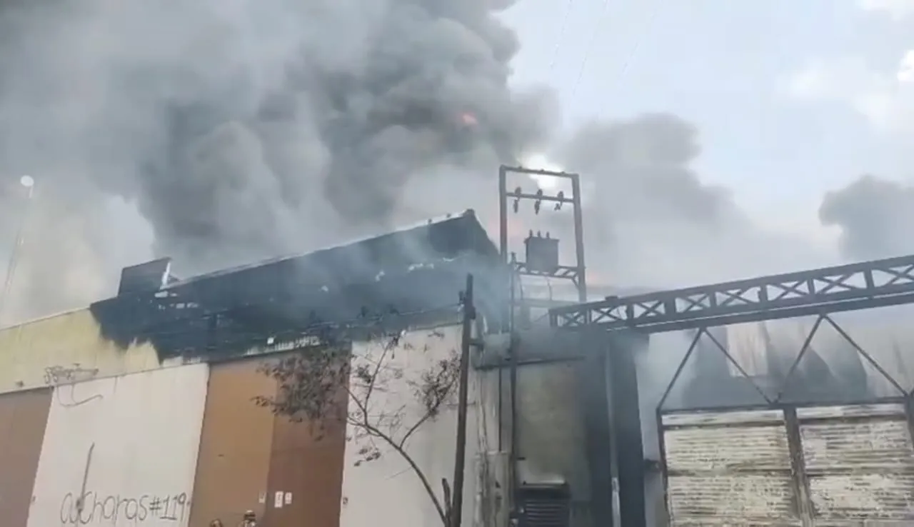 Incendio en empresa de químicos en Escobedo con columnas de humo negro.