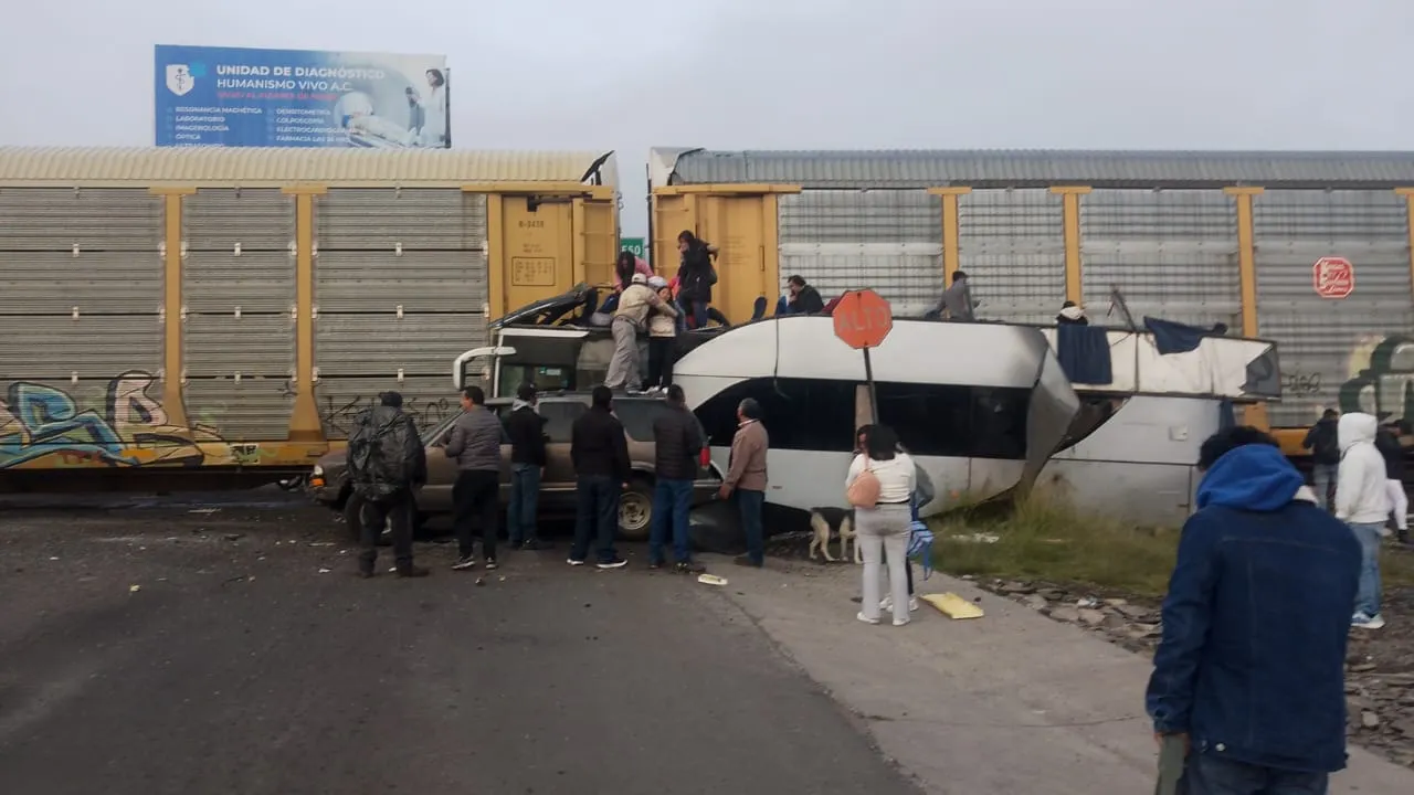 Choque de tren y autobús en Edomex: 34 dados de alta, 10 fallecidos y 23 hospitalizados