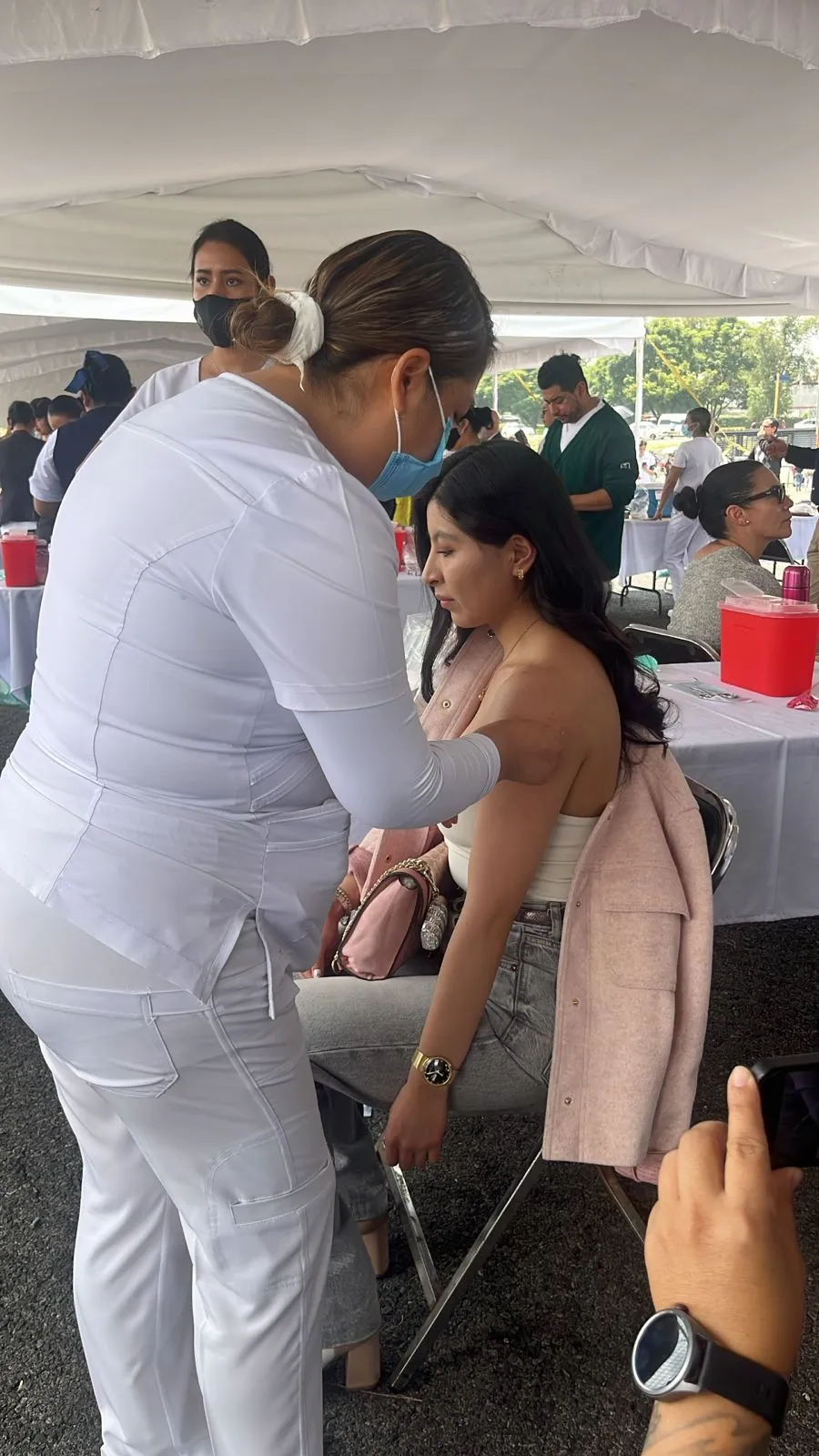 Personal de salud aplica vacunas en módulo del Estadio Olímpico Universitario.