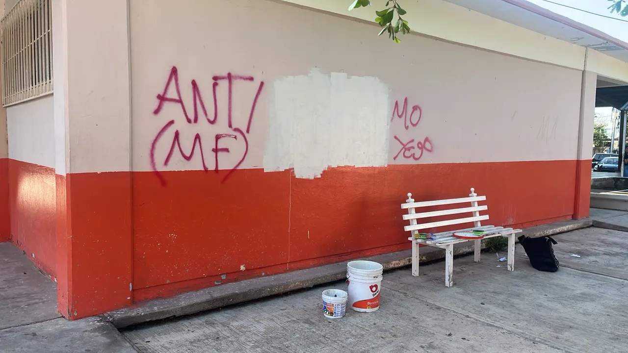 Bomberos sofocan incendio provocado en la secundaria Profesor Enrique Romero Jiménez en Sinaloa