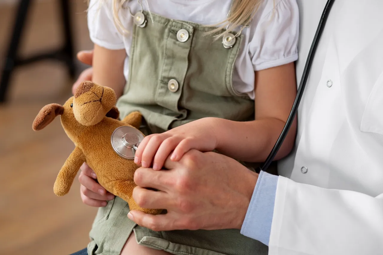 Niños practicando hábitos de alimentación saludable