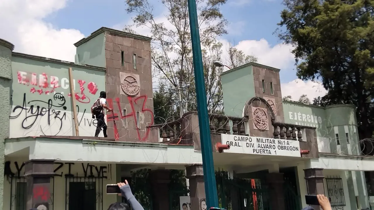 Normalistas Vandalizan Campo Militar 1-A en Protesta por Ayotzinapa