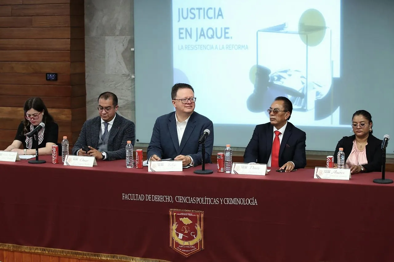 Magistrado Felipe de la Mata durante conferencia sobre reforma judicial en UATx