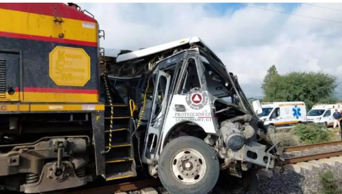 Trágico Accidente en Comonfort: Autobús Choca con Tren
