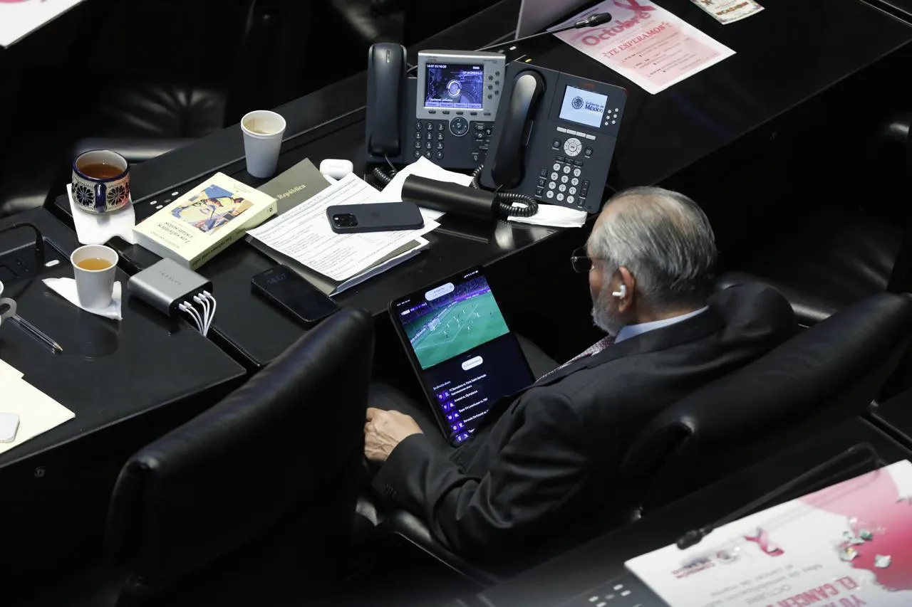 Adán Augusto López Captado Viendo Partido de Champions Durante Comparecencia del Secretario de Hacienda