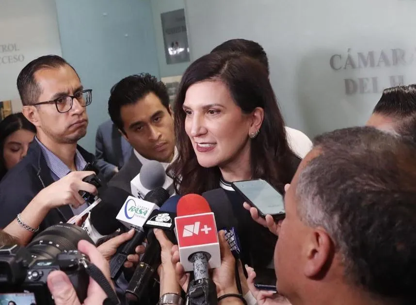 Kenia López Rabadán durante conferencia en San Lázaro
