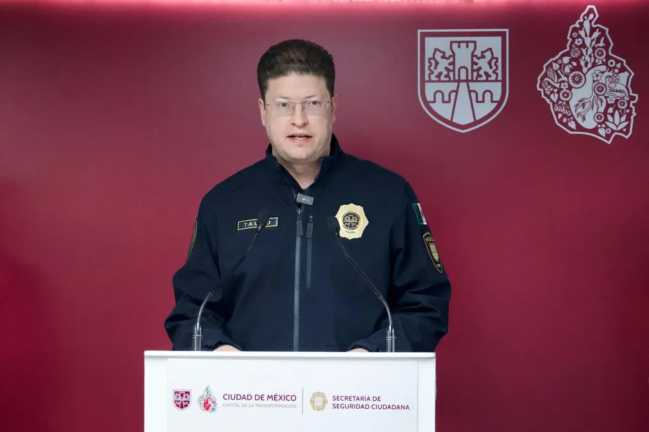 Policías resguardando comercios durante la manifestación en el Centro Histórico