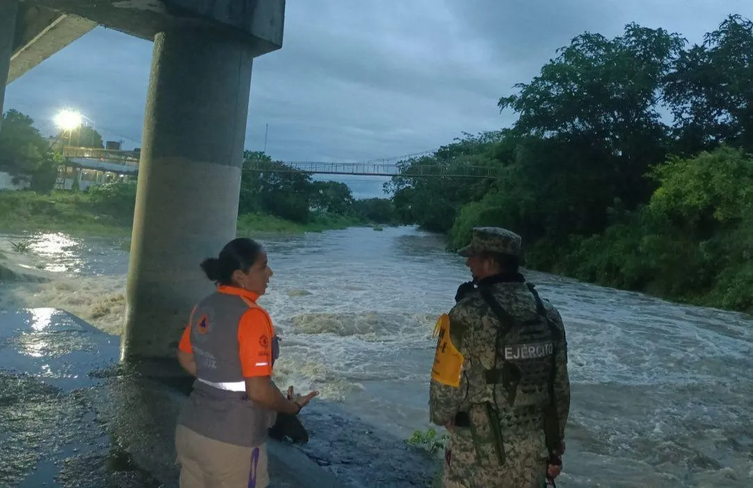 Casas dañadas, desbordamientos, caminos anegados y 180 personas en albergues dejan lluvias en norte de Veracruz