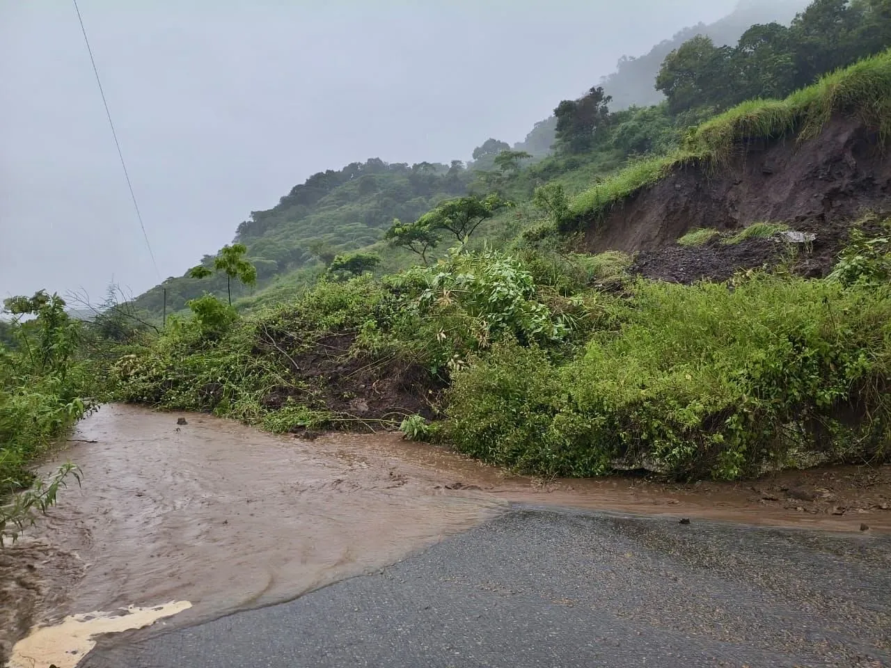 Lluvias en Hidalgo Provocan Derrumbes y Alerta Educativa