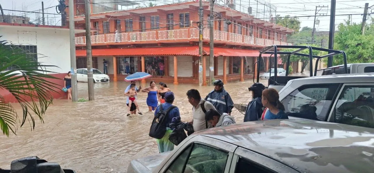 Tormenta Tropical &#8220;Raymond&#8221; Causa Inundaciones y Daños en Zihuatanejo