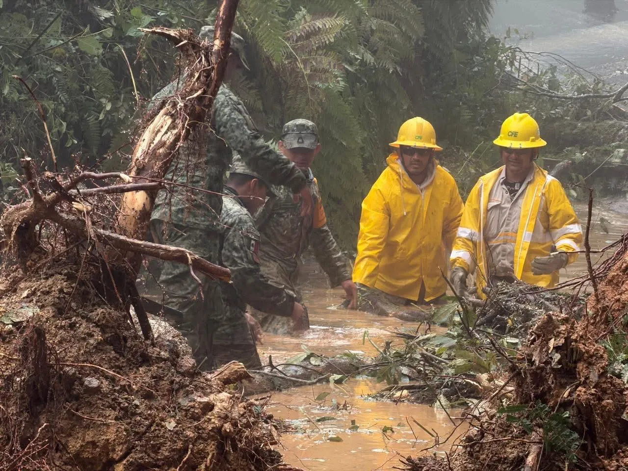 Buscan en Hidalgo a desaparecidos en deslaves y derrumbes provocados por las lluvias