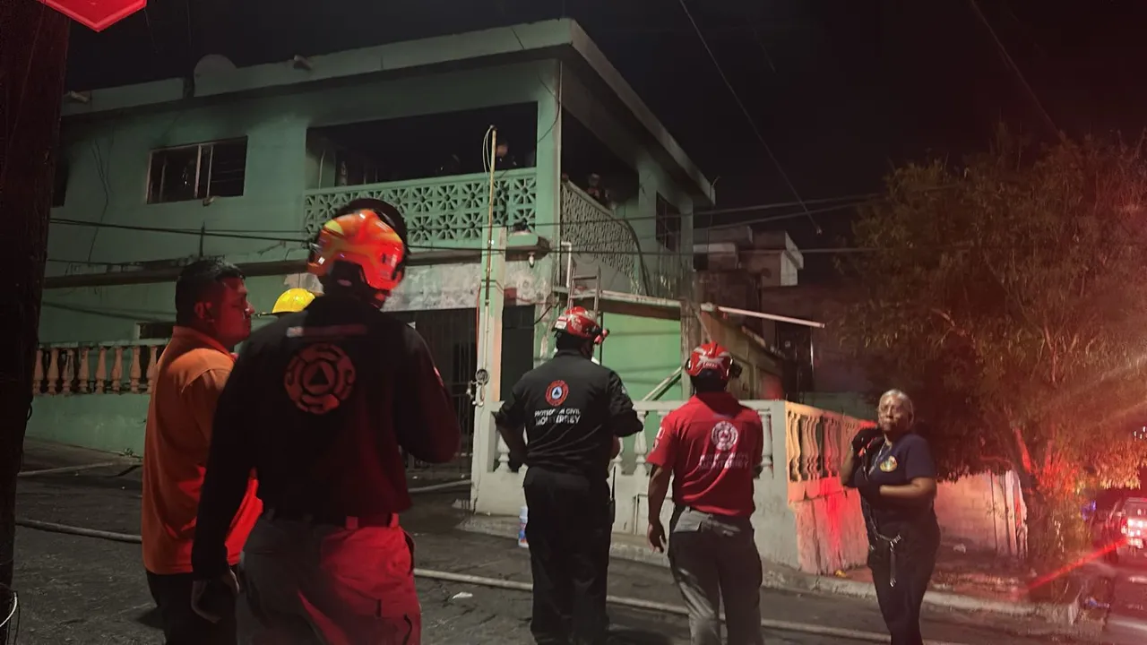 Bomberos trabajando en un incendio residencial en la colonia Los Remates, Monterrey