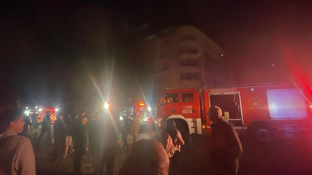 “Bomberos del Heroico Cuerpo de Bomberos de la Ciudad de México controlan el incendio en el restaurante La Soldadera, en la Alcaldía Cuauhtémoc.”