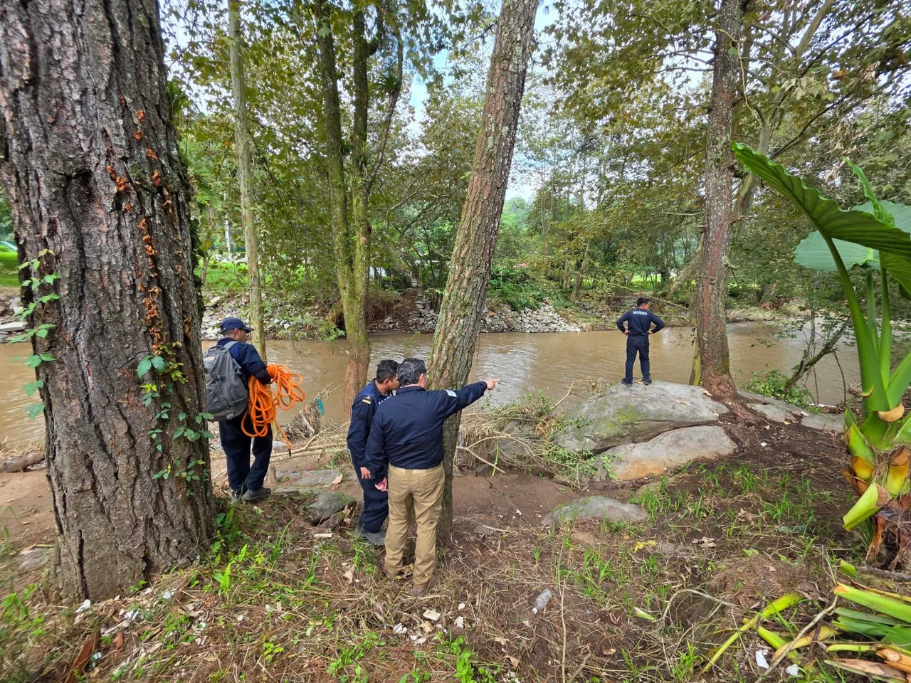 “Equipos de Protección Civil y Bomberos realizan inspección en el río Cuacuila en Puebla.”