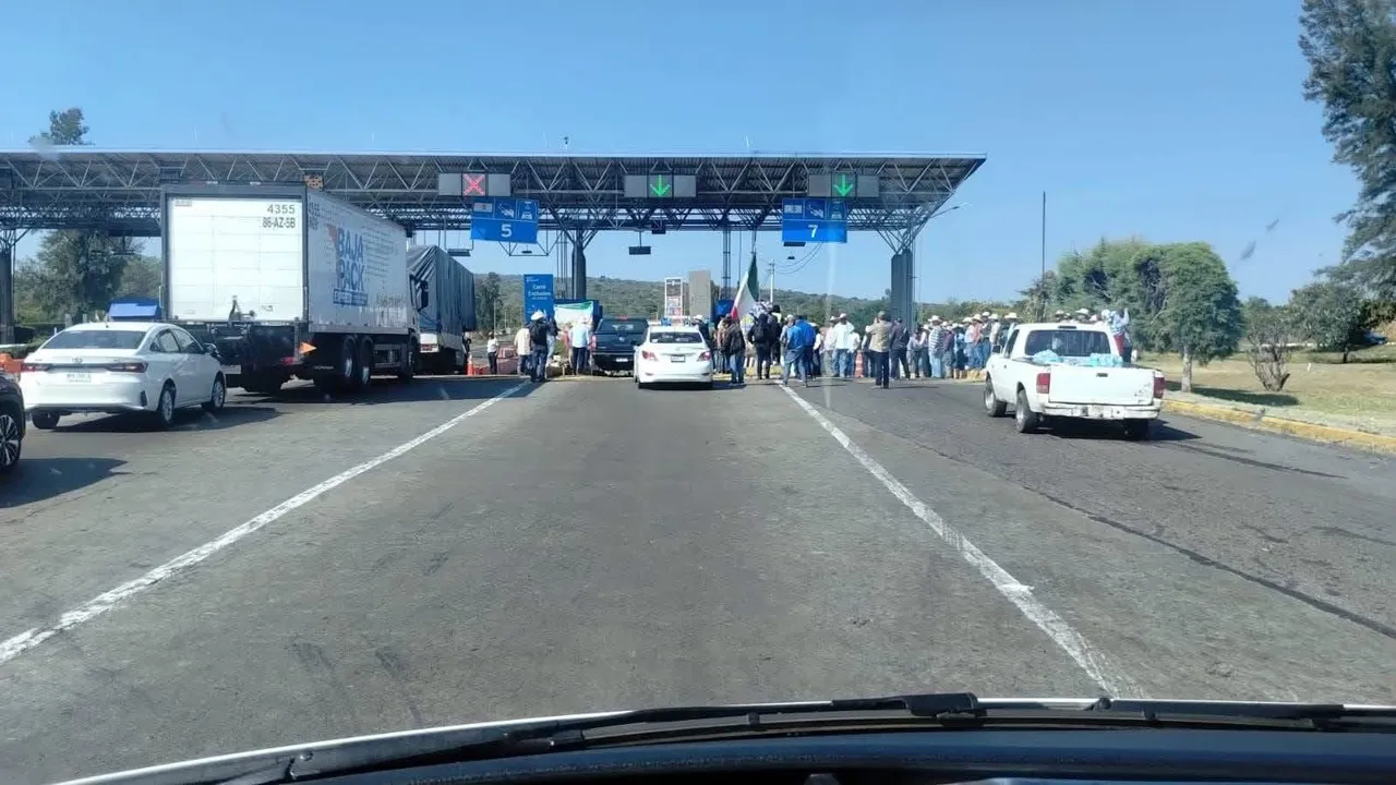 Campesinos mantienen bloqueos carreteros en Michoacán