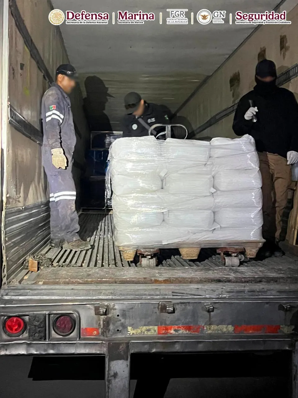 Elementos de la FGR y Guardia Nacional asegurando precursores químicos en Durango.