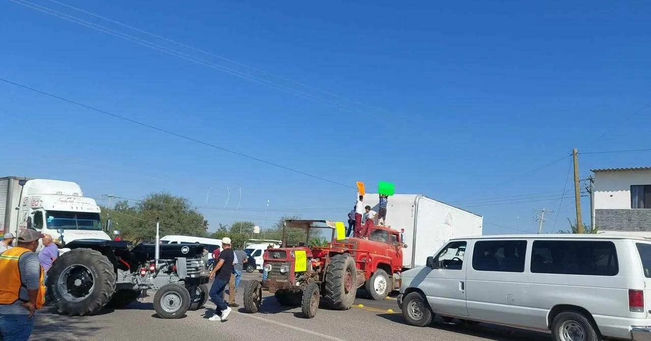 Productores de maíz retirando tractores de bloqueos carreteros en Guanajuato.