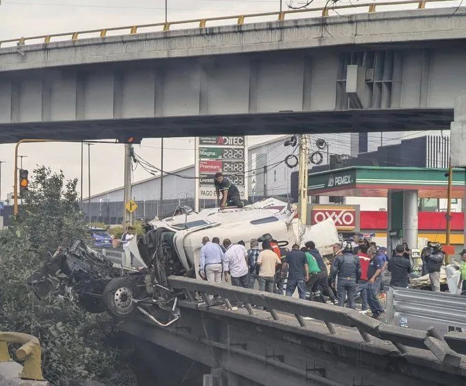 Accidente en la México-Querétaro: Tráiler cae de puente y complica circulación
