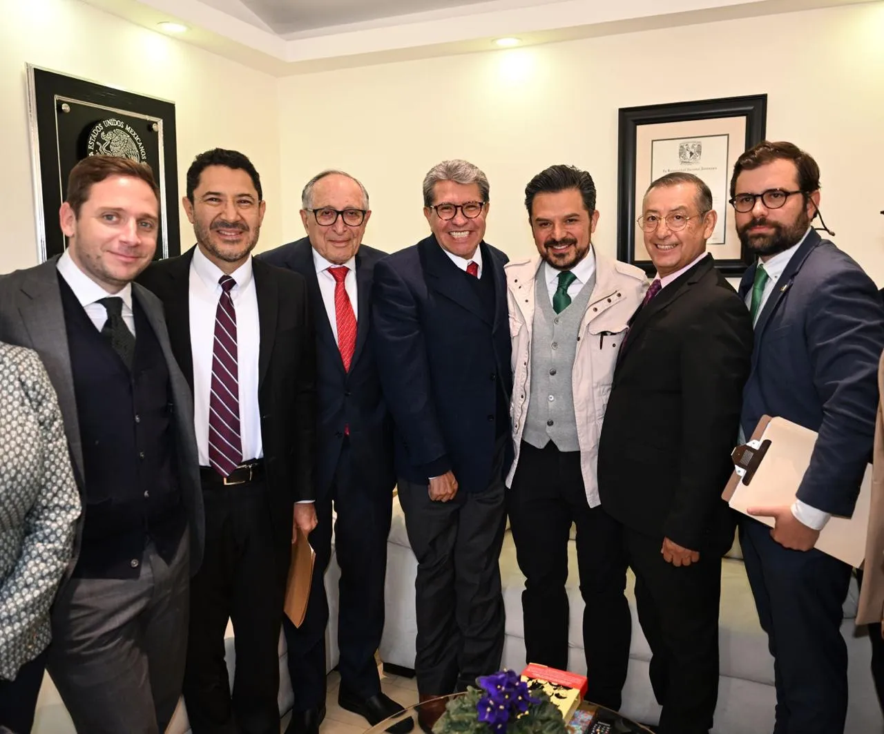 Funcionarios del sector salud, incluyendo el Dr. David Kershenobich y el Mtro. Zoé Robledo, comparecen ante diputados en San Lázaro para la glosa del I Informe Presidencial de Claudia Sheinbaum.