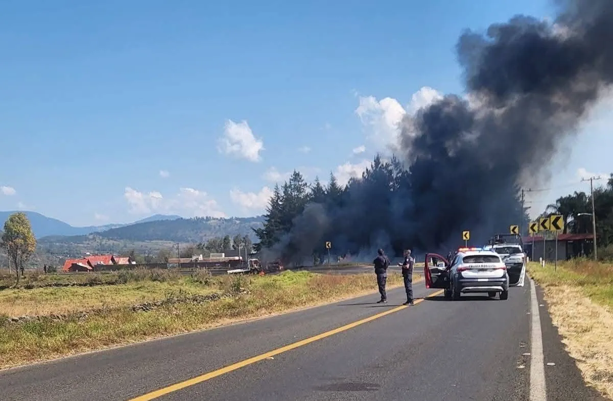En respuesta a operativo de seguridad, queman vehículos en seis puntos de Michoacán