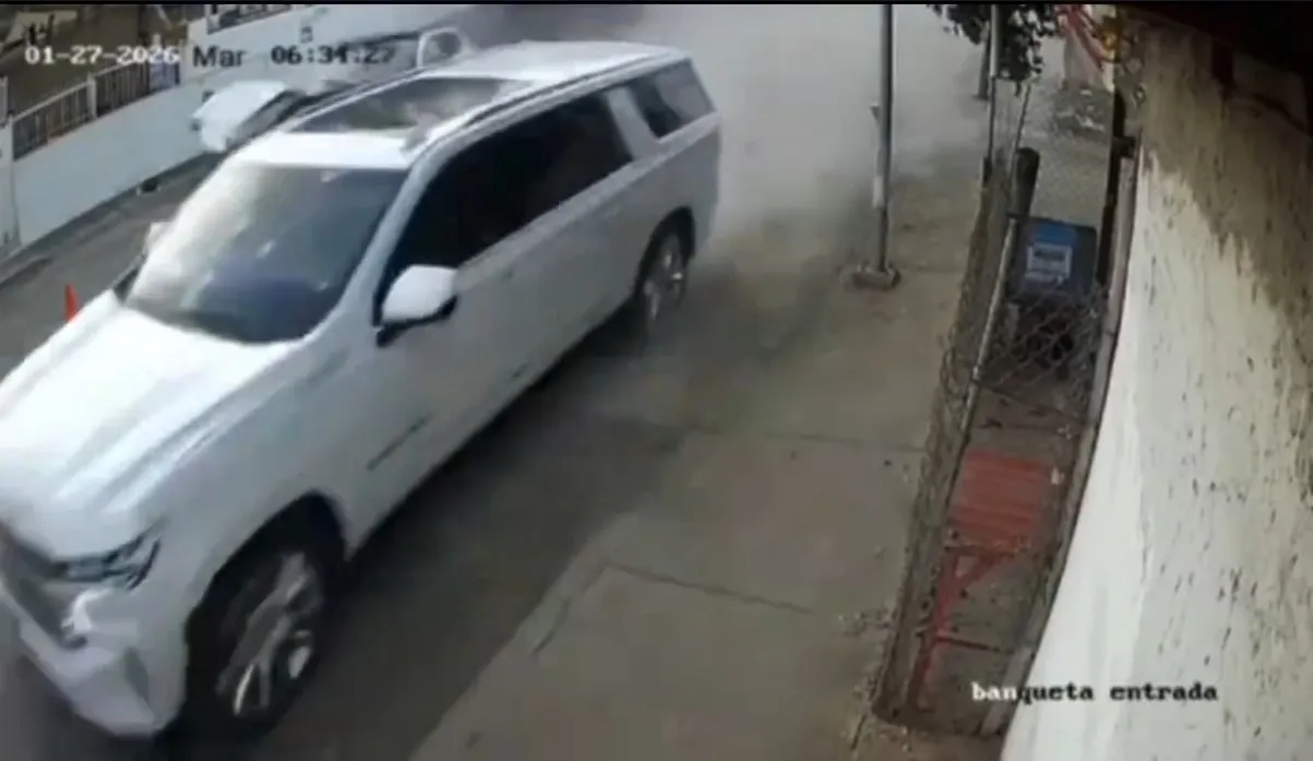 Atentado en Culiacán: 10 balazos al parabrisas y el blindaje salva al Secretario de Seguridad