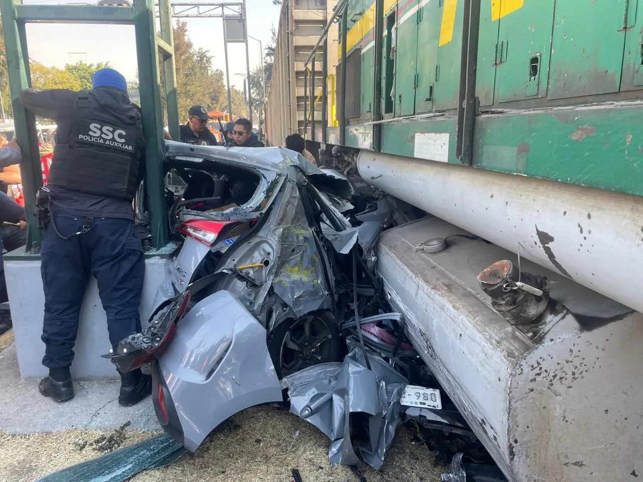 Servicios de emergencia rescatan a personas atrapadas tras choque con tren en Río Consulado.