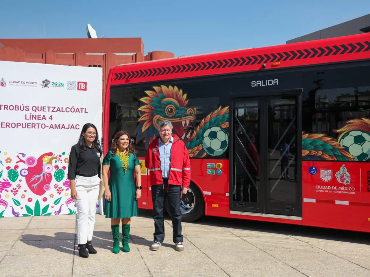 Clara Brugada pone en marcha la ruta Quetzalcóatl del Metrobús hacia el AICM