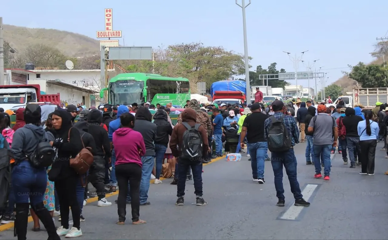 ¡Toma precauciones! Más de mil pobladores bloquean los 4 carriles de la Autopista del Sol