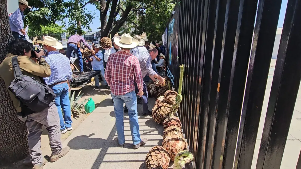 Jalisco: Productores cierran avenidas con tractores y protestan en la Sader