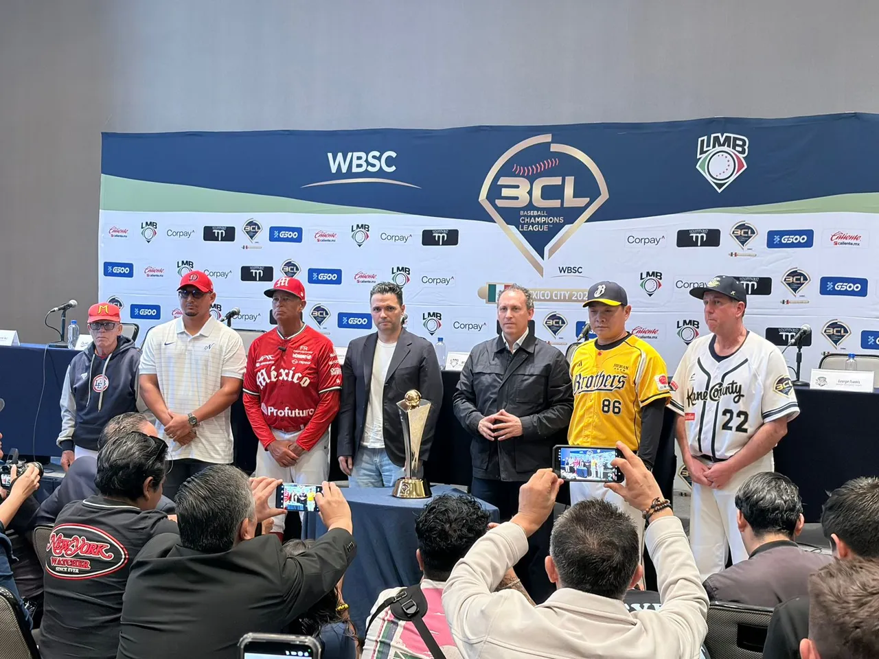 A un día del inicio de la tercera edición de la Baseball Champions League segunda en su formato oficial cinco dirigentes del torneo ofrecieron una conferencia