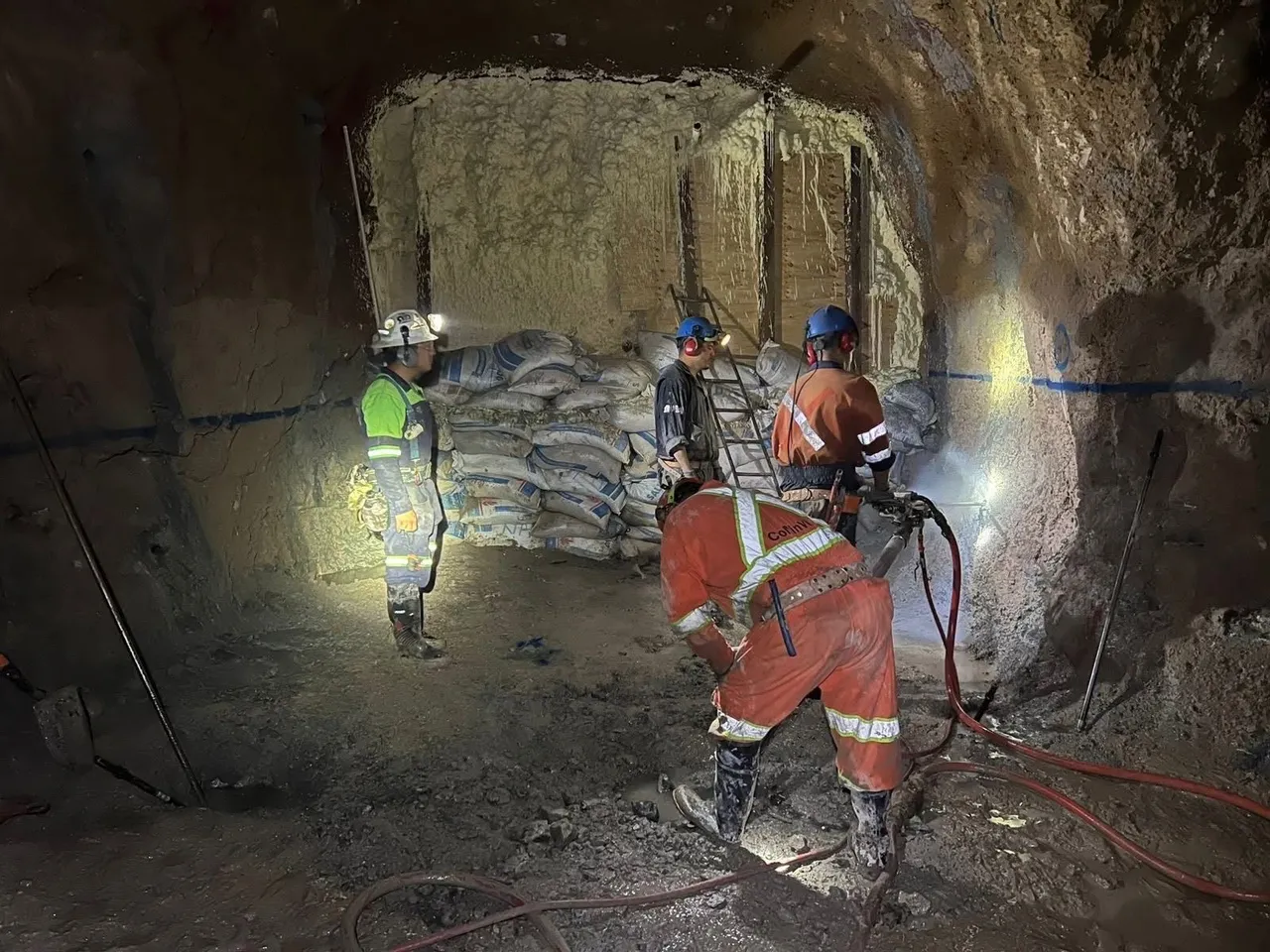 Refuerzan estructura en mina de El Rosario para avanzar en rescate de tres mineros; suman más de 180 horas de trabajo